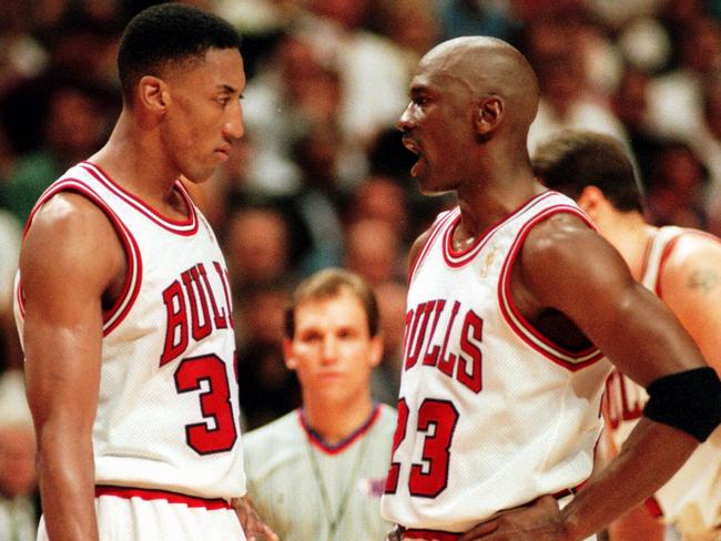 Basketballer Michael Jordan (r) talking with Scottie Pippen.  USA basketball - Atlanta Hawks vs Chicago Bulls third quarter of play-off match in Chicago 06 May 1997.   /Basketball/Overseas