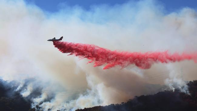 Retardant is dropped as the Palisades Fire grows. Picture: David Swanson / AFP