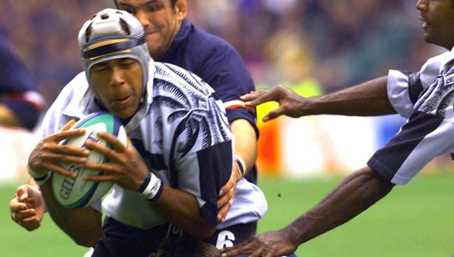 20/10/1999. Simon Raiwalui (ball) tackled by Will Greenwood during England v Fiji World Cup quarter-final qualifying game at Twickenham in London. Rugby Union.