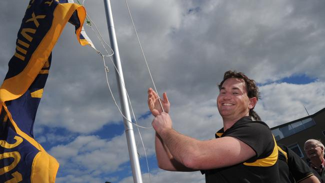 Zannon Daff hoists Frankston YCW’s 2011 flag.