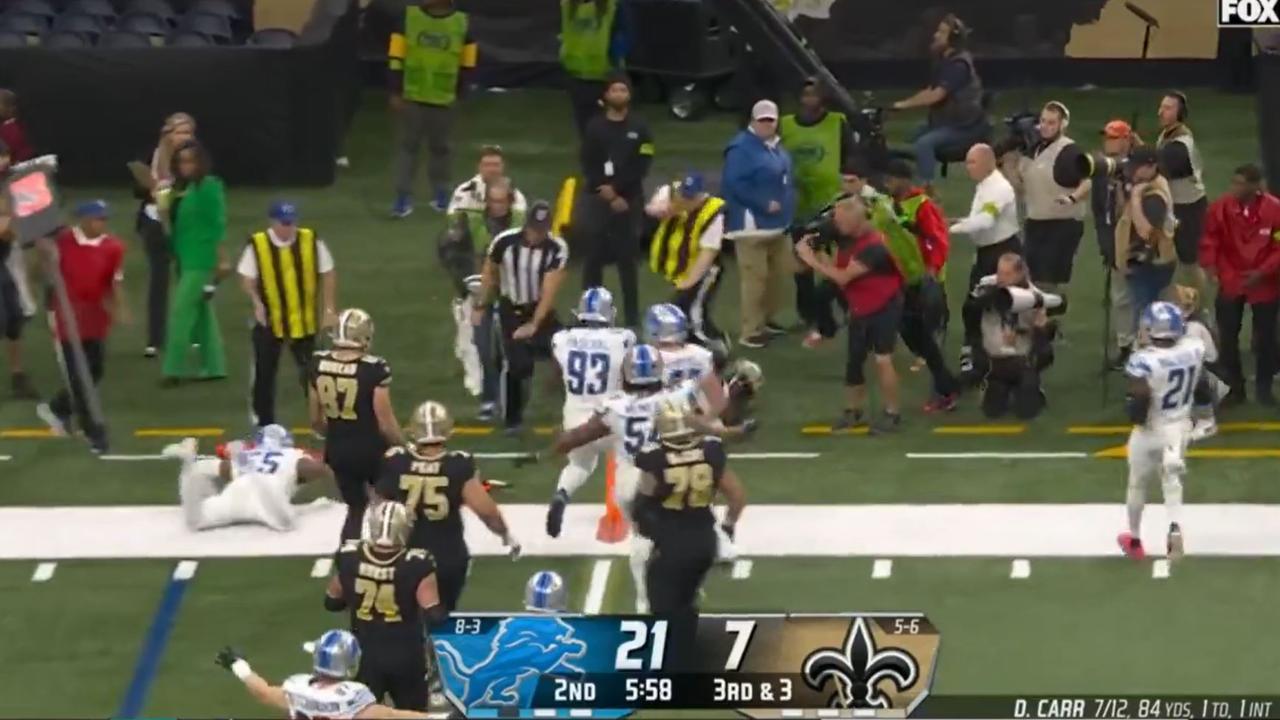 NFL superstar Alvin Kamara is pushed out of bounds before colliding with the official. Pic: Fox NFL