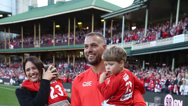 Lance Franklin of the Swans poses for a photo with his wife Jesinta Franklin and children during a lap of honour during the round 24 AFL match between Sydney Swans and Melbourne Demons at Sydney Cricket Ground. (Photo by Jason McCawley/AFL Photos/via Getty Images )