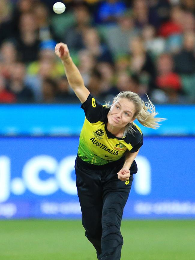 Nicola Carey in action during the 2020 ICC Women's T20 World Cup final at the MCG between Australia and India. Picture: MARK STEWART