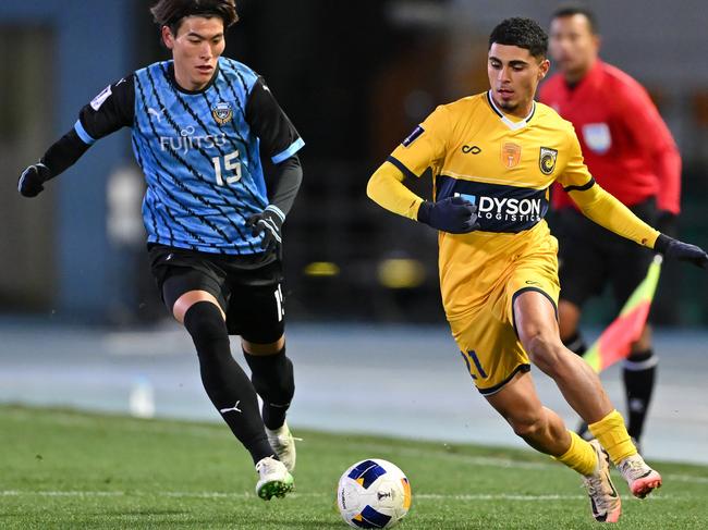 KAWASAKI, JAPAN - FEBRUARY 18: Abdelelah Ghazi Faisal of Central Coast Mariners (R) controls the ball against Shuto Tanabe of Kawasaki Frontale (L) during the AFC Champions League Elite East Region match between Kawasaki Frontale and Central Coast Mariners at Kawasaki Todoroki Stadium on February 18, 2025 in Kawasaki, Kanagawa, Japan. (Photo by Kenta Harada/Getty Images)