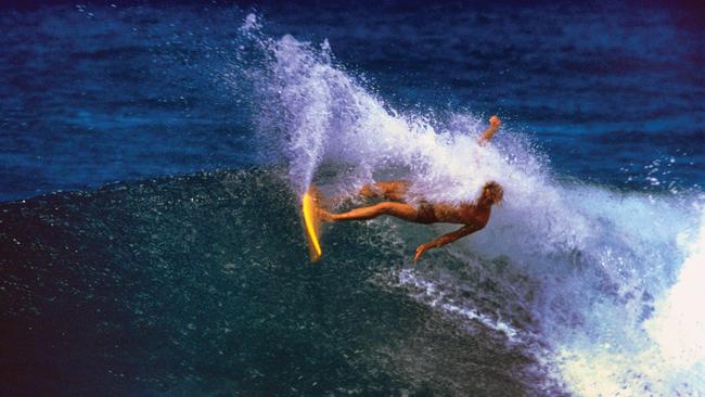 1976 Ian Cairns at Off the Wall in Hawaii with his legendary Snap Back manoeuver photo by Steve Wilkings