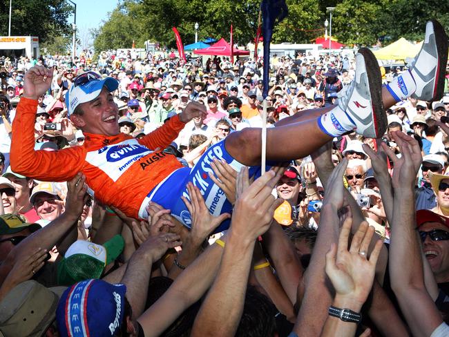 Queenslander Allan Davis celebrates with fans after winning the 2009 Tour Down Under.