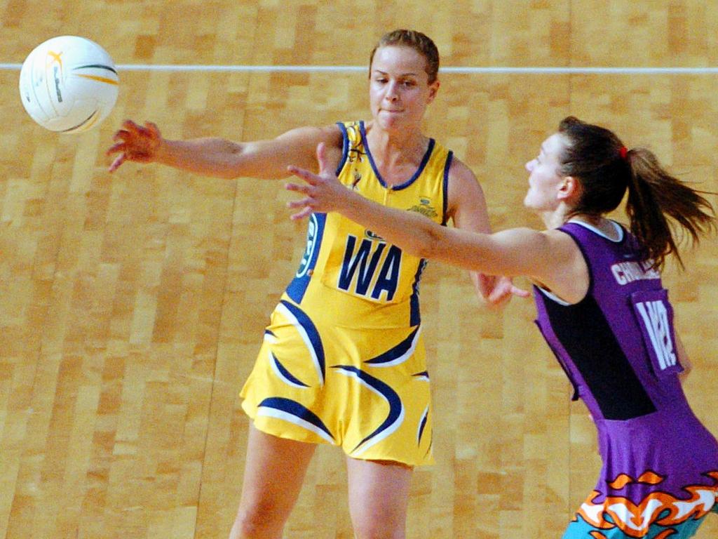 Briony Akle in action for the (then Sydney) Swifts during a clash against theMelbourne Phoenix in the early 2000s. <span>Picture: Danny Aarons </span>