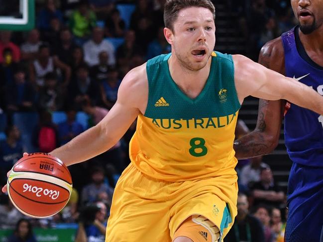 Australia's guard Matthew Dellavedova (L) holds off USA's guard Paul George during a Men's round Group A basketball match between Australia and USA at the Carioca Arena 1 in Rio de Janeiro on August 10, 2016 during the Rio 2016 Olympic Games. / AFP PHOTO / Andrej ISAKOVIC