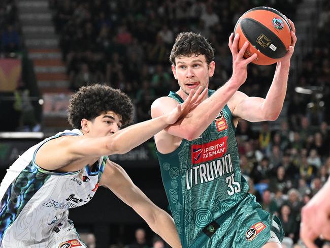 Clint Steindl of the Jackjumpers drives to the basket. (Photo by Steve Bell/Getty Images)