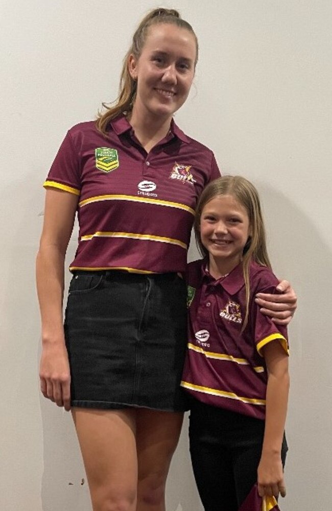 Charli Hardy received her CQ Bulls jersey from former Australian touch rep Tamika Upton.