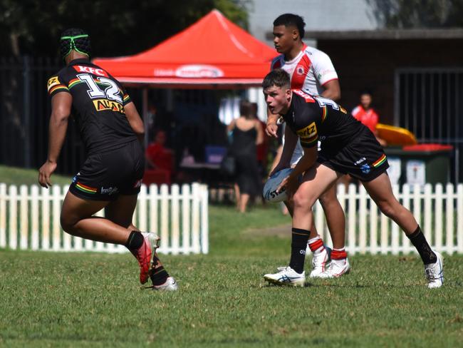 Kye Raven passes to Heinz Lemoto in the Harold Matthews Cup. Picture: Sean Teuma/NewsLocal.