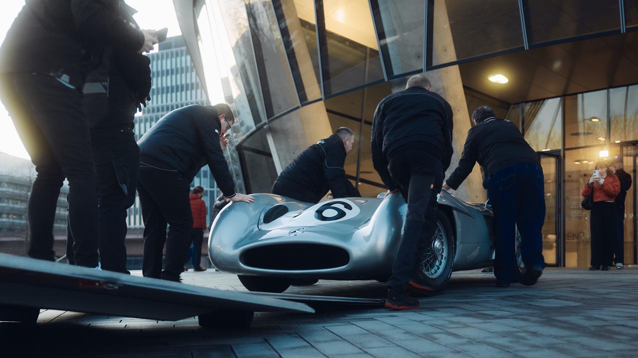 Transfer of the Silver Arrow into the museum. Photo: Maximilian Balazs.