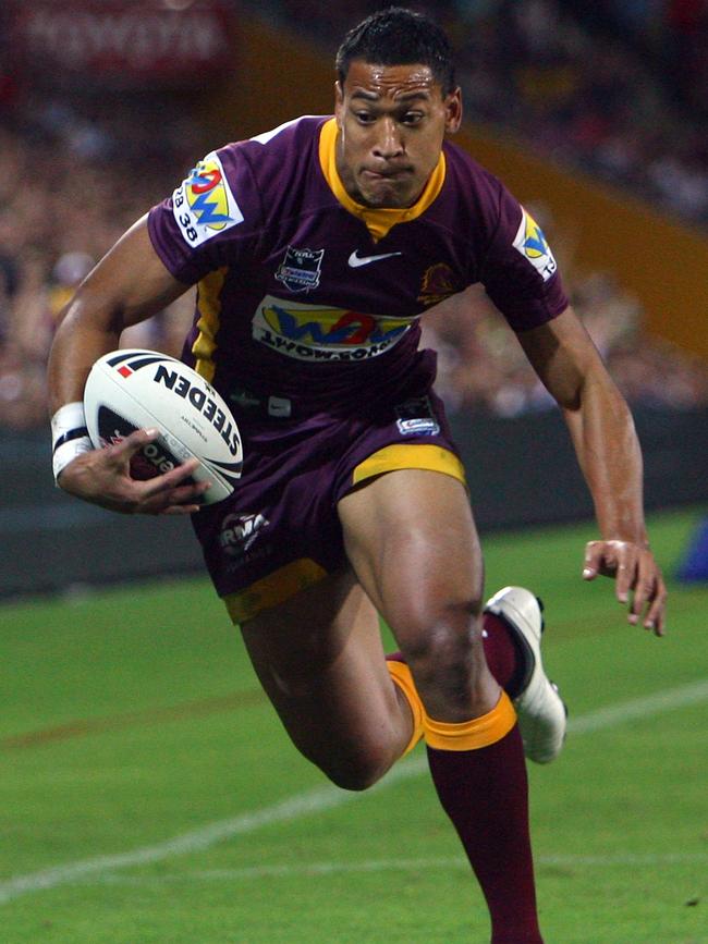 Israel Folau on field for the Broncos in 2009.