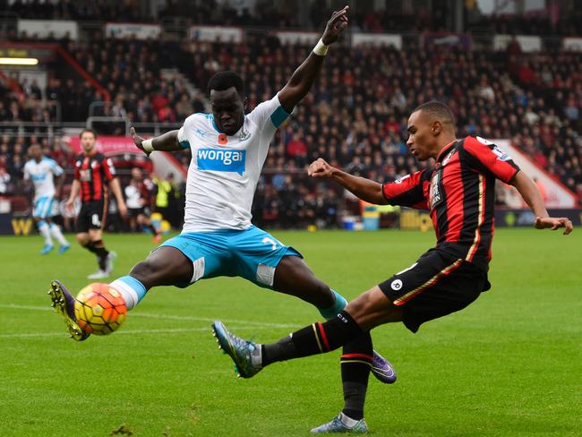 Cheick Ismael Tiote (L), playing for Newcastle United in the Premier League.