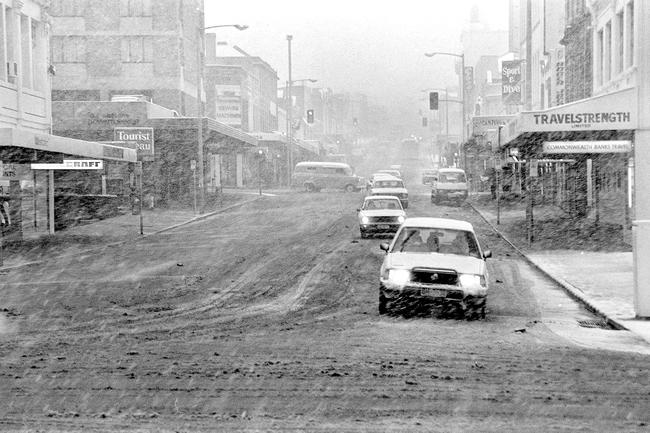 Historical Mercury Archives: Snow fell in Hobart to sea level on July 25, 1986, the biggest snowfall since 1921. Elizabeth Street.