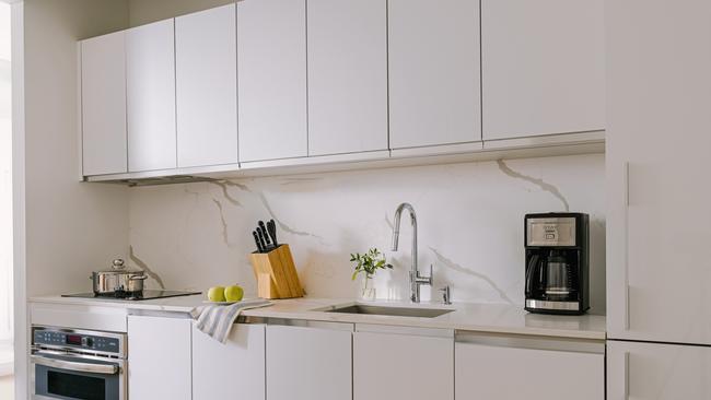 The well-equipped kitchen at Sonder Battery Park.