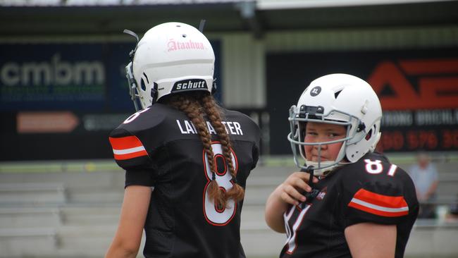 Malika Lancaster (No.8) and Vahaki Latu (No.87).