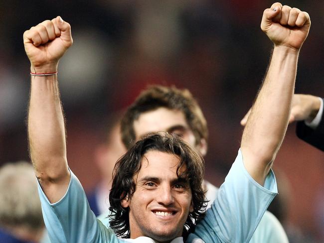 Argentina's scrum-half and captain Agustin Pichot celebrates at thye end of the rugby union World Cup third place final match France vs. Argentina, 19 October 2007 at the Parc des Princes stadium in Paris. Argentina won 34-10.    AFP PHOTO / FRANCK FIFE    AFP PHOTO / FRANCK FIFE