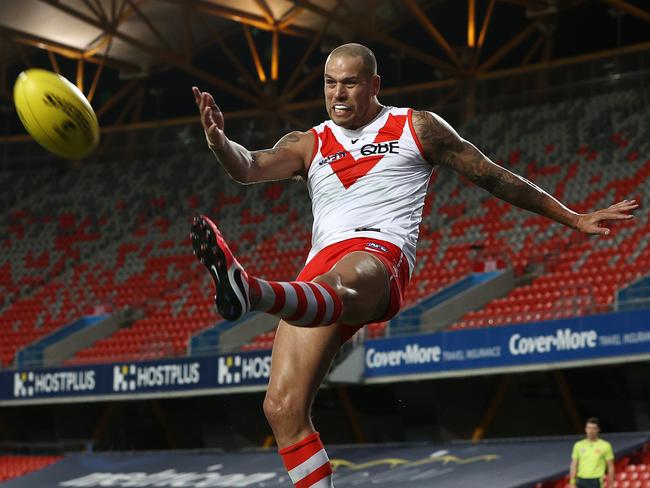 AFL Round 18. GWS Giants vs Sydney Swans at Metricon Stadium, Gold Coast . 18/07/2021.   Sydneys Lance Franklin kicks at goal from outside the boundary during the 3rd qtr.    .  Pic: Michael Klein