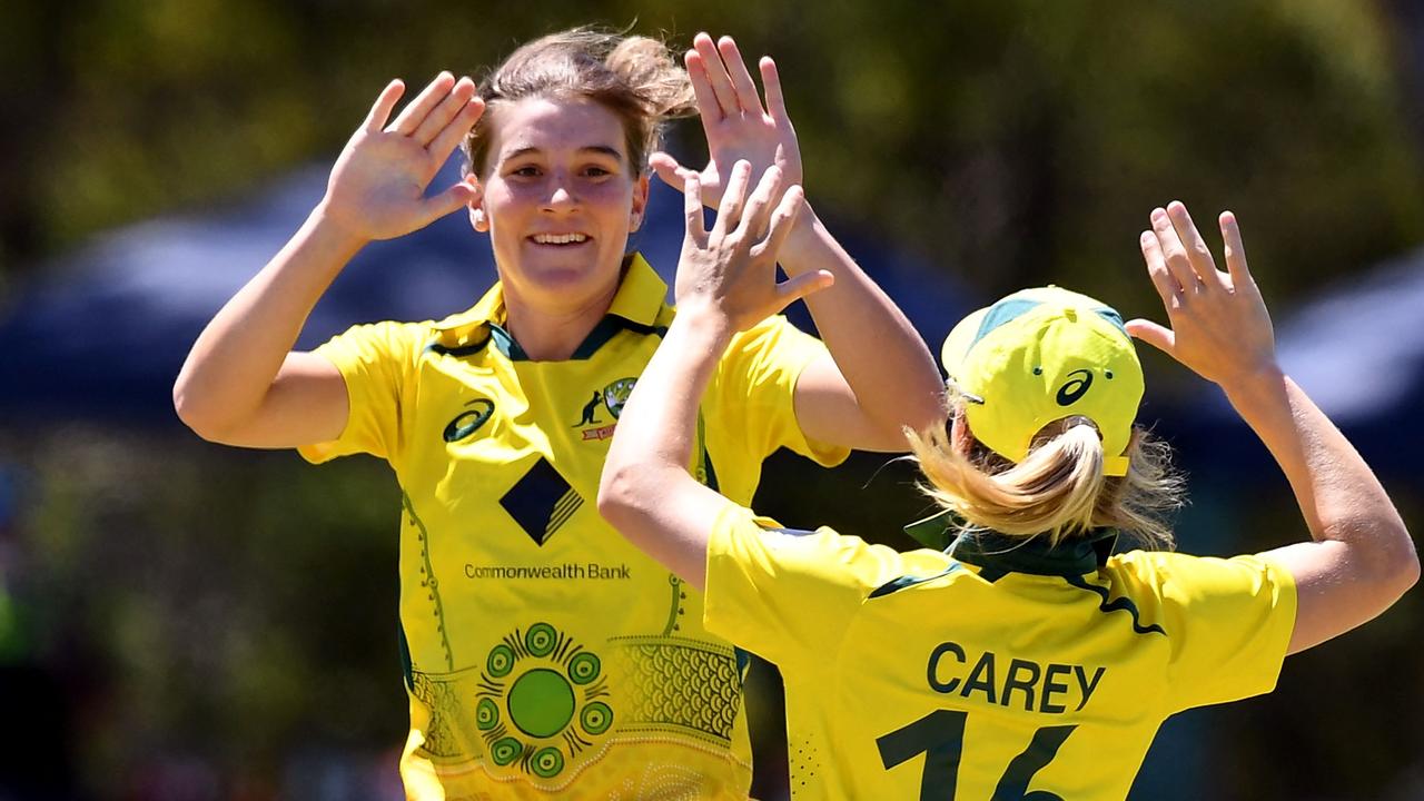 Australia's Annabel Sutherland (L) celebrates with teammate Nicola Carey (R) after taking an England wicket during the women's one-day international cricket match between Australia and England in Melbourne on February 8, 2022. (Photo by William WEST / AFP) / -- IMAGE RESTRICTED TO EDITORIAL USE - STRICTLY NO COMMERCIAL USE --