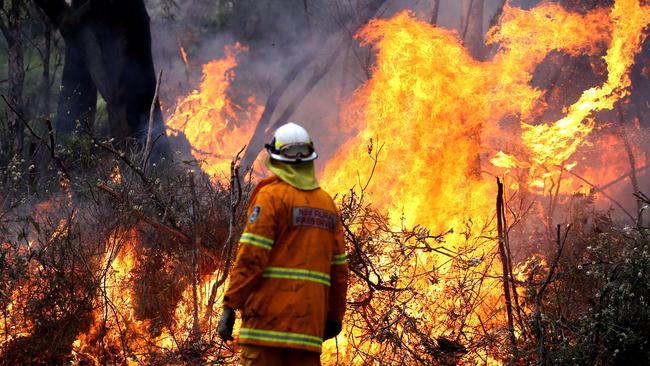 Houses are under threat from an out-of-control bushfire in the NSW Hunter Valley. Picture: John Grainger