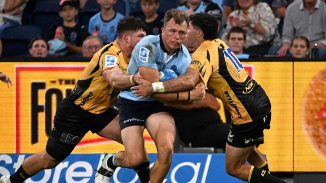 Western Force's Ben Donaldson (R) tackles Waratah's Darby Lancaster during the Super Rugby Pacific Round 4 match between the NSW Waratahs and Western Force at the Allianz Stadium in Sydney on March 8, 2025. (Photo by Saeed KHAN / AFP) / -- IMAGE RESTRICTED TO EDITORIAL USE - STRICTLY NO COMMERCIAL USE --