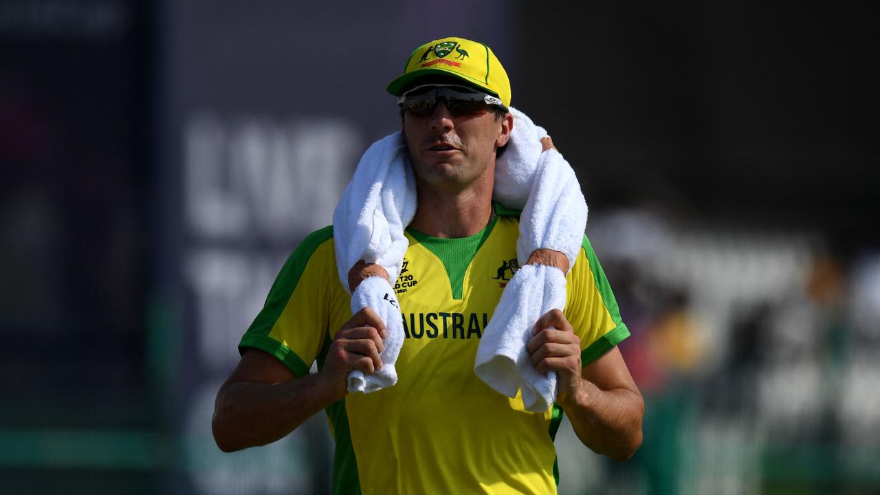 Australia's Pat Cummins uses a towel filled with ice to keep himself cool during the ICC menâ&#128;&#153;s Twenty20 World Cup cricket match between Australia and South Africa at the Sheikh Zayed Cricket Stadium in Abu Dhabi on October 23, 2021. (Photo by INDRANIL MUKHERJEE / AFP)