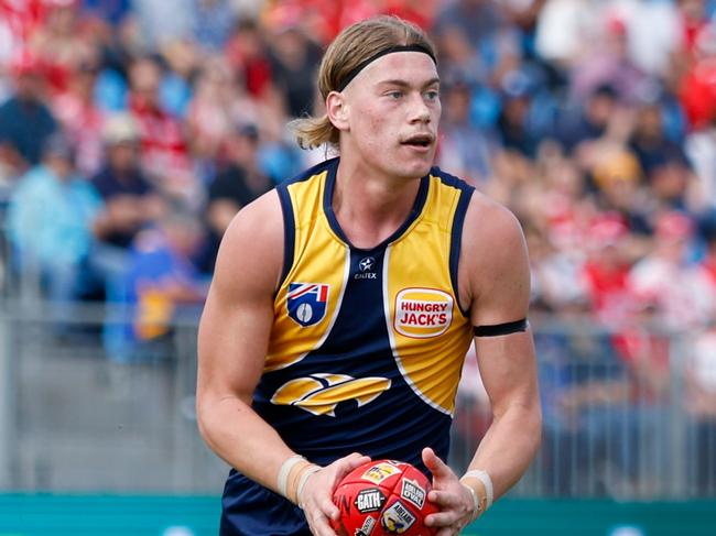 Harley Reid looks into attack. Picture: Dylan Burns/AFL Photos