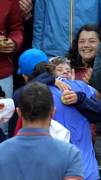 De Minaur act with superfan goes viral