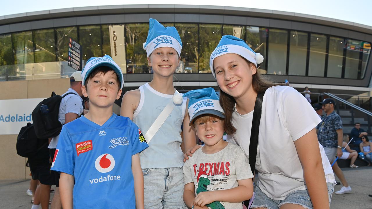 20/12/24. Gallery Big Bash - Adelaide Strikers v Melbourne Stars at Adelaide Oval. Picture: Keryn Stevens