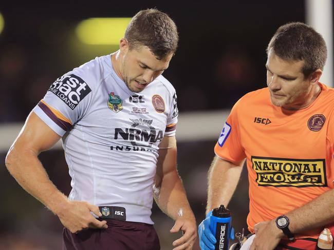 SYDNEY, AUSTRALIA - MARCH 23:  Corey Oates of the Broncos  goes off the field with a hip injury during the round three NRL match between the Wests Tigers and the Brisbane Broncos at Campbelltown Sports Stadium on March 23, 2018 in Sydney, Australia.  (Photo by Mark Evans/Getty Images)