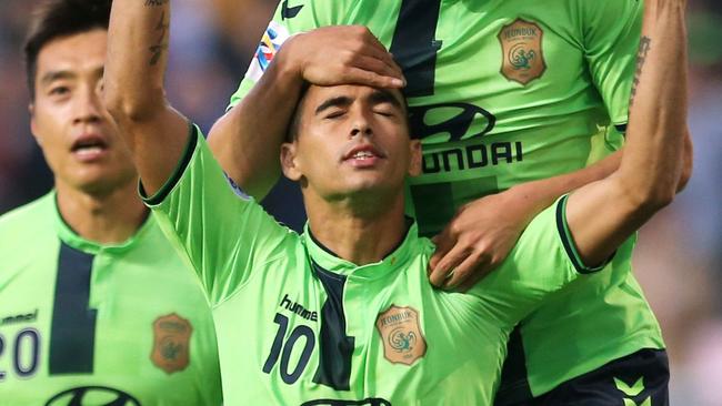 South Korea's Jeonbuk Hyundai Motors midfielder Leonardo Rodrigues Pereira (C) celebrates his goal with teammates against China's Jiangsu FC during their AFC Champions League group E football match in Jeonju on May 4, 2016. REPUBLIC OF KOREA OUT NO ARCHIVES RESTRICTED TO SUBSCRIPTION USE / AFP PHOTO / YONHAP / YONHAP / REPUBLIC OF KOREA OUT NO ARCHIVES RESTRICTED TO SUBSCRIPTION USE