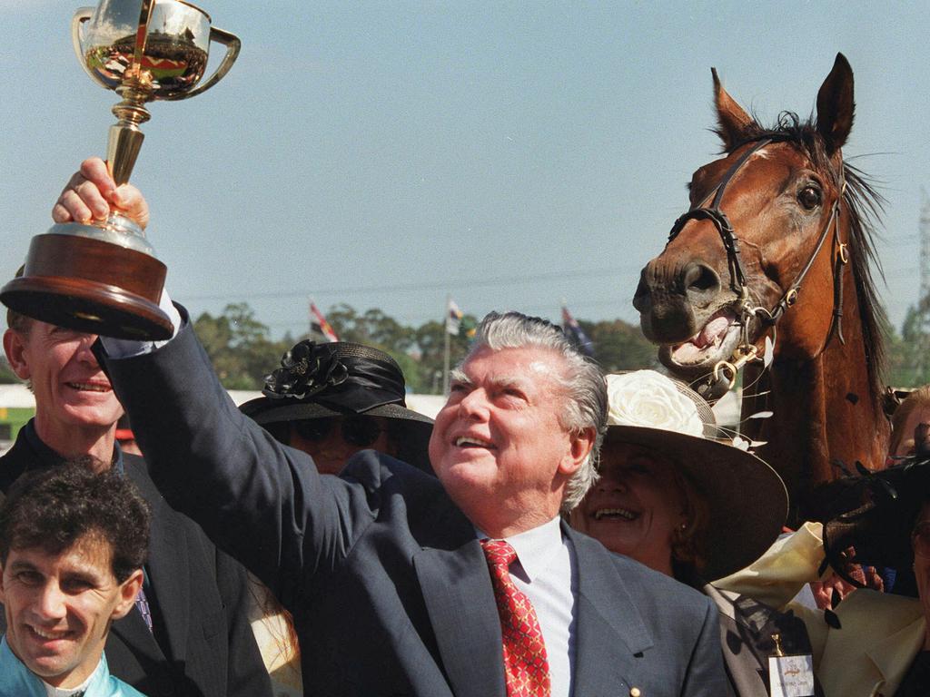 Bart Cummings holds aloft the 1999 Melbourne Cup after Rogan Josh won.