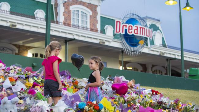 Mourners attend a candlelight vigil outside Dreamworld on October 28, 2016. (Photo by Glenn Hunt/Getty Images)