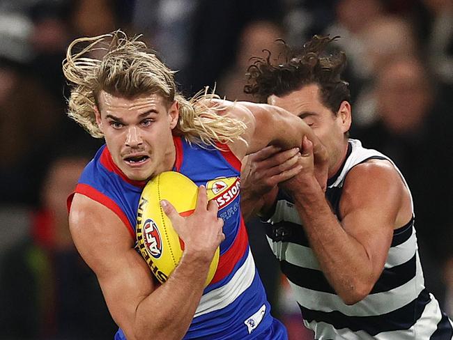 MELBOURNE. 03/06/2022. AFL Round 12. Western Bulldogs vs. Geelong at Marvel Stadium. Bulldog Bailey Smith breaks from the Luke Dahlhaus of the Cats tackle. Photo by Michael Klein