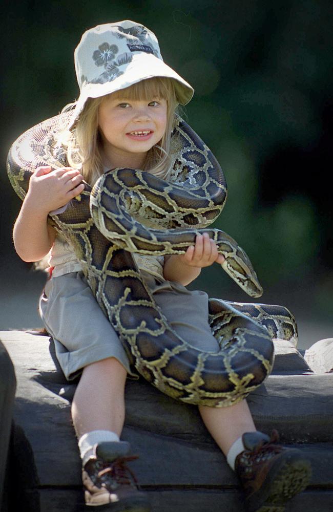 No wonder Bindi Irwin is comfortable with snakes, just like her dad.