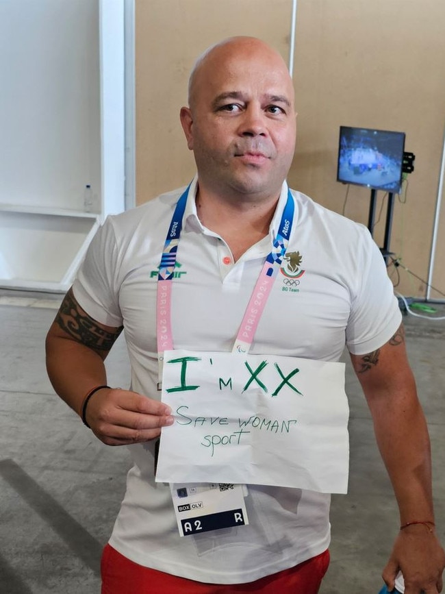 Svetlana's coach holds up an XX sign.