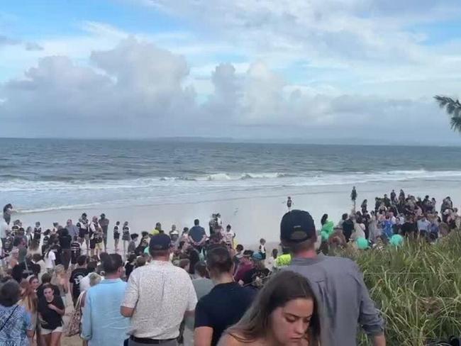 Huge crowd turns up to beach vigil for Charlize Zmuda