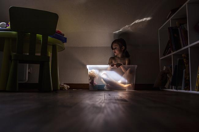 2014 National Geographic Photography Contest ... “Tea Time in the Hut”. Little discussion with a doll in a plastic box, not inherently beautiful. But with this slice of light, it looks like a bubble invented to dream in an imaginative world. Location: Paris. Picture: K /National Geographic 2014 Photo Contest