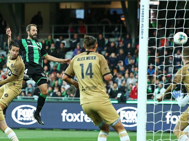 iGEELONG, AUSTRALIA - NOVEMBER 09: Andrew Durante of Western United scores with a header during the Round 5 A-League match between Western United and the Western Sydney Wanderers at GMHBA Stadium on November 9, 2019 in Geelong, Australia. (Photo by Martin Keep/Getty Images)