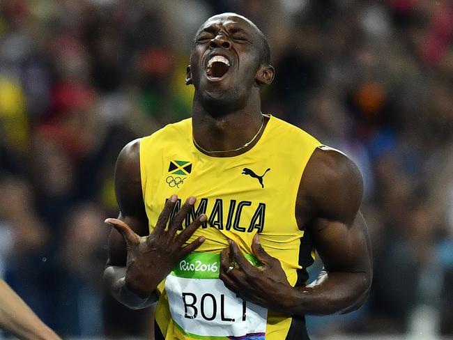 TOPSHOT - Jamaica's Usain Bolt celebrates after he won the Men's 200m Final during the athletics event at the Rio 2016 Olympic Games at the Olympic Stadium in Rio de Janeiro on August 18, 2016.   / AFP PHOTO / Jewel SAMAD