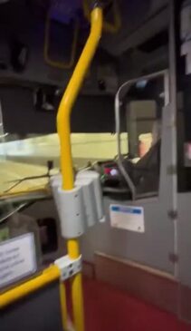 El video de TikTok muestra el teléfono inteligente del conductor del autobús en el tablero