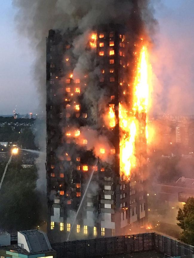 Flames and smoke coming from a 27-storey block of flats after a fire broke out in west London. The fire brigade said 40 fire engines and 200 firefighters had been called to the blaze in Grenfell Tower, which has 120 flats. / AFP PHOTO / Natalie Oxford