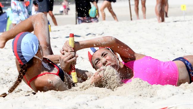 The competition was close in this beach flags race at the youth titles. Pic: HarvPix.