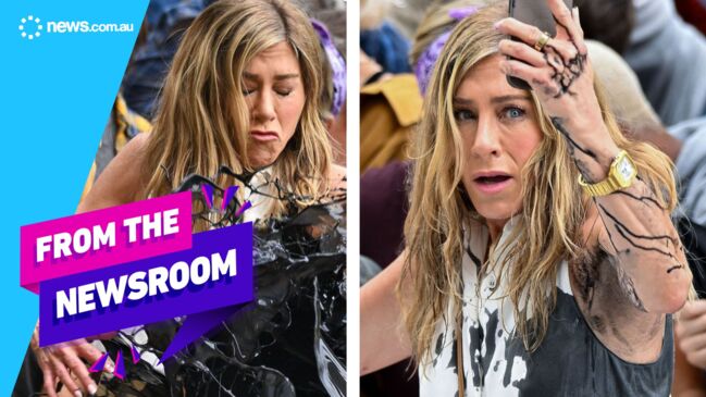 Jennifer Aniston gets covered in oil | Top stories | From the Newsroom