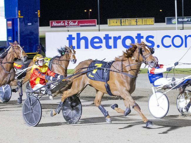 Race 6: Melton Park, Saturday 21-9-2024 Aldebaran Park Trotters Free for All (No Nr.) Winner: Keayang Chucky (1) Trainer: Paddy Lee; Driver: Jason Lee Race Distance: 2,240 metres, Mile Rate: 1.56.7 photography: Stuart McCormick