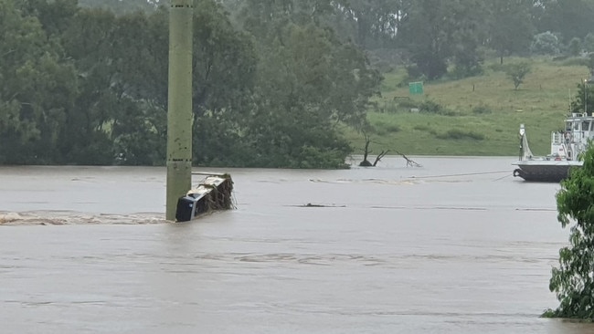 A pontoon stuck to a pylon at the Moggill Ferry crossing. The ferry is still holding.