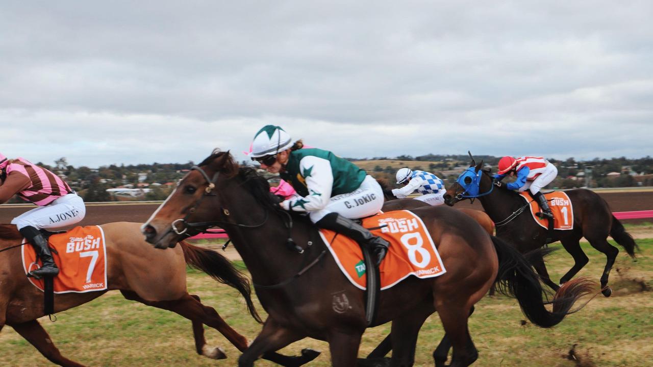 Horses in action at the Warwick Picnic Races 2021.