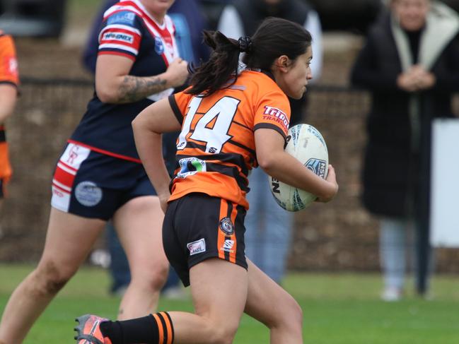 Cheyenne Pes spots an opening. Picture Warren Gannon Photography