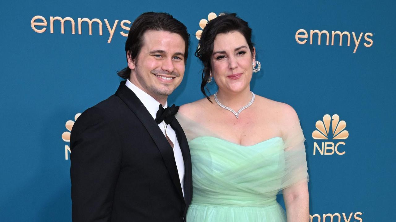 Melanie Lynskey with Jason Ritter at the 2022 Emmy Awards. (Photo by Robyn BECK / AFP)